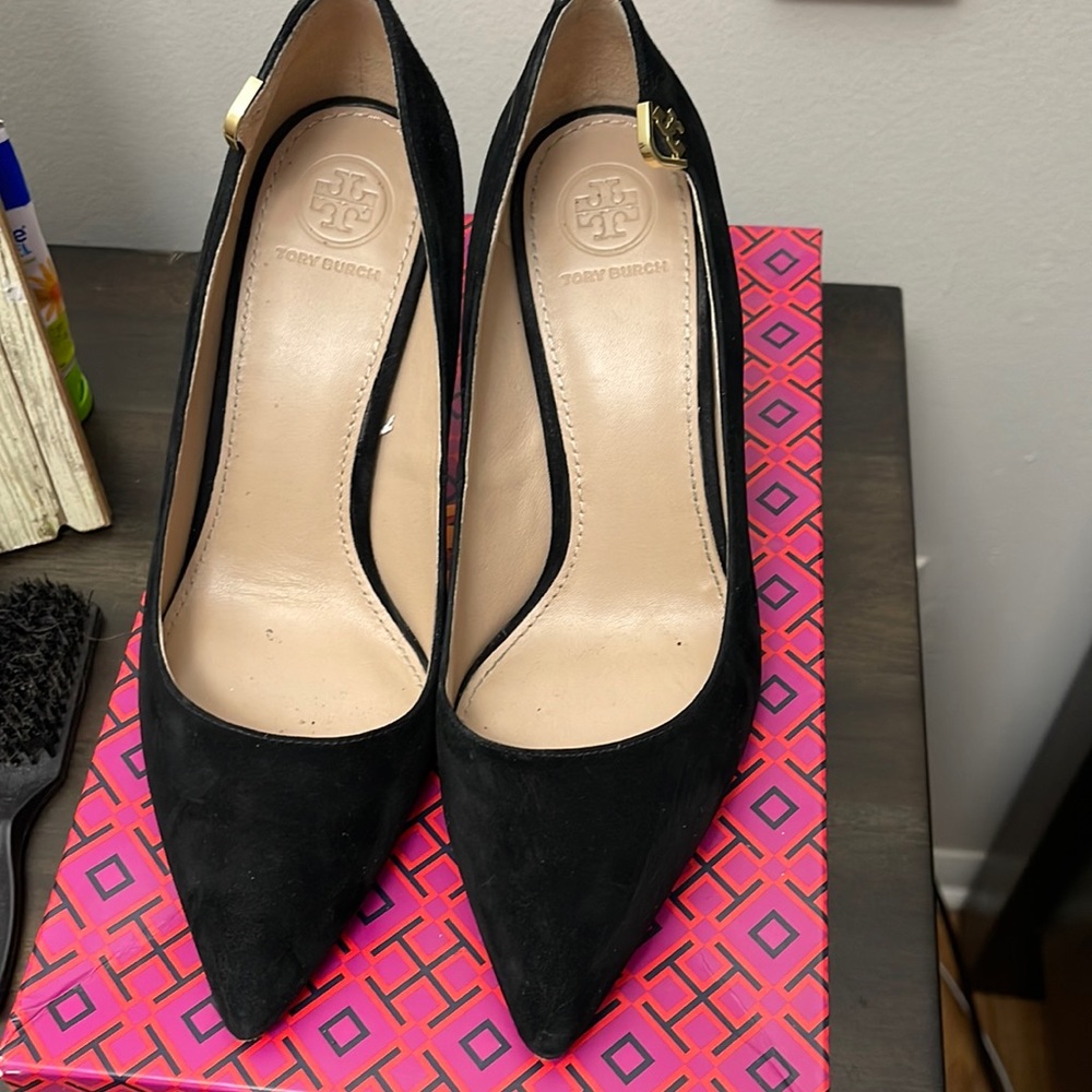 Black suede Tory burch pumps